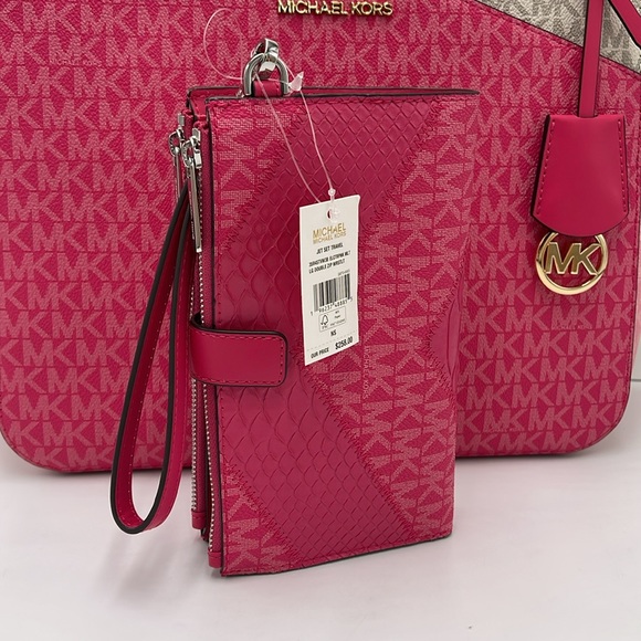 MICHAEL KORS JST LG DOUBLE ZIP WRISTLET WALLET PHONE HOLDER
ELECTRIC PINK - Picture 4 of 16